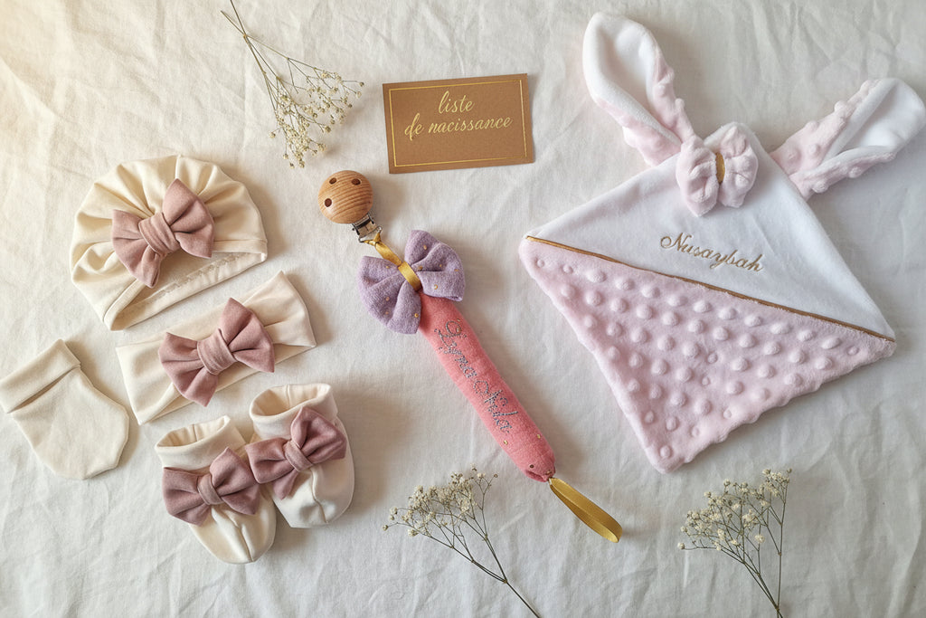 Que mettre sur sa liste de naissance ? Les indispensables + nos idées cadeaux brodés