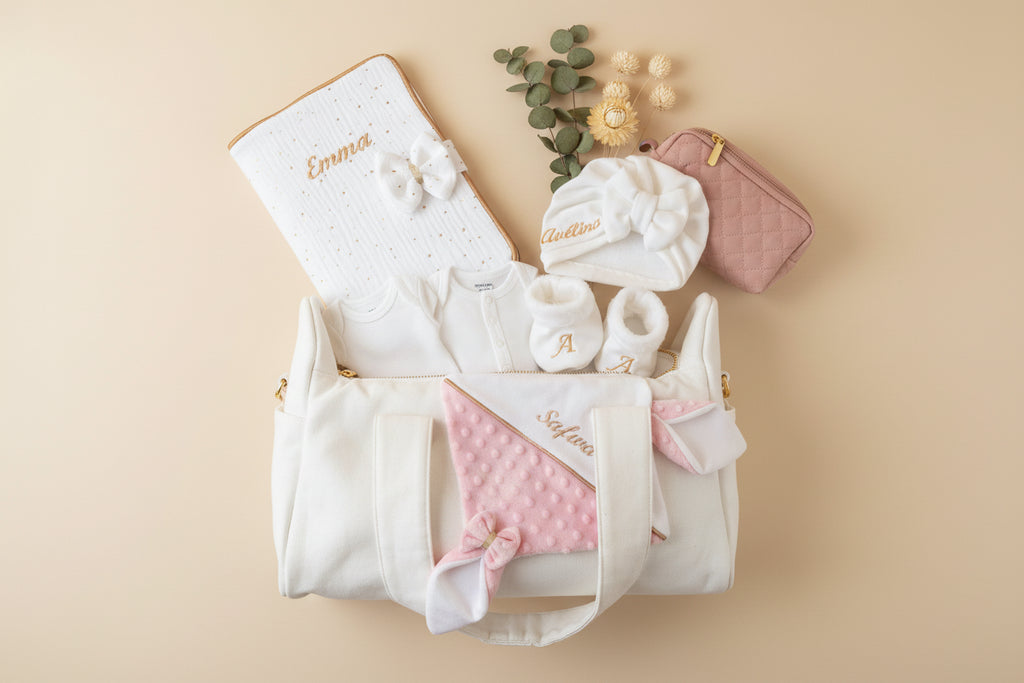 Valise de maternité : que mettre pour bébé ? La liste complète + nos idées personnalisées