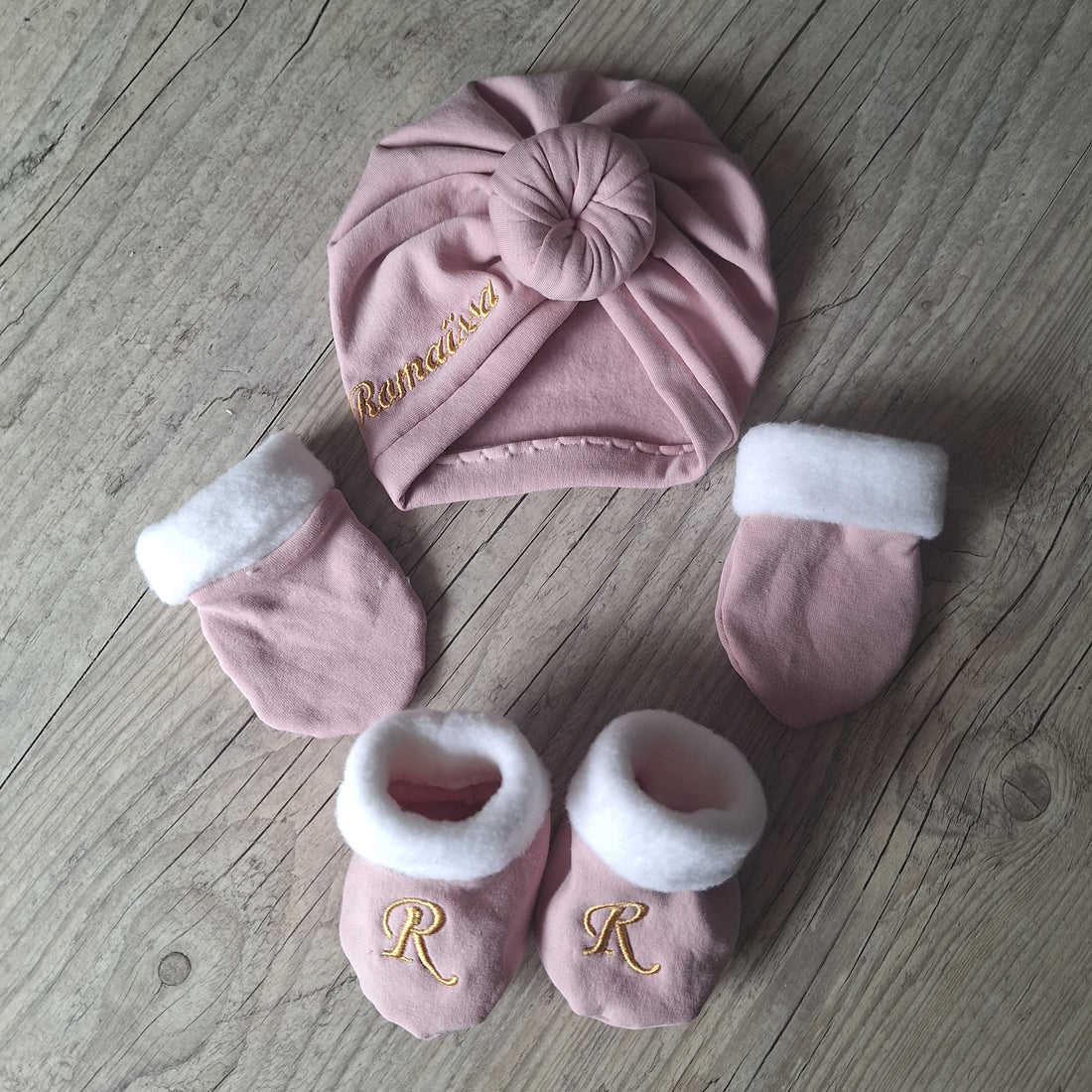 Ensemble: Turban avec prénom brodé noeud, buns ou simple +chaussons Initiale brodé assortis + moufles. Tissu sweat fourré - La Fabrique A DeDeuh