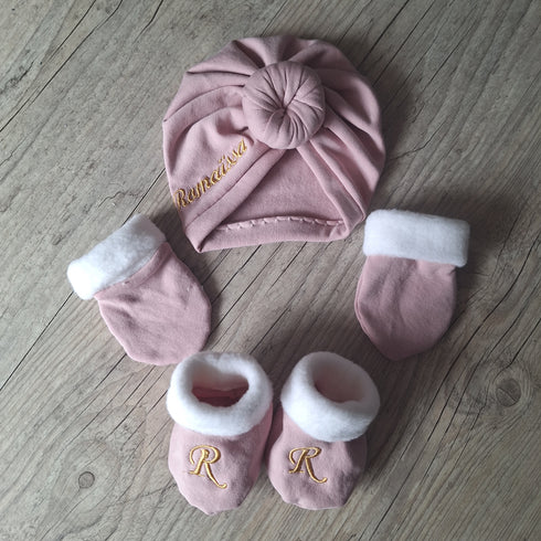 Ensemble: Turban avec prénom brodé noeud, buns ou simple +chaussons Initiale brodé assortis + moufles. Tissu sweat fourré