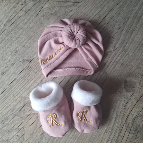 Ensemble: Turban avec prénom brodé noeud, buns ou simple +chaussons Initiale brodé assortis + moufles. Tissu sweat fourré