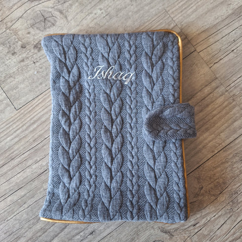 Protège carnet de santé personnalisé en tissu matelassé torsadé avec Prénom et/ou Date de naissance