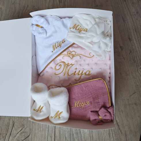 Coffret Complet Girl 1 Naissance Personnalisé – Couverture, Turban, Chaussons, Doudou & Protège Carnet – Quantité Limitée