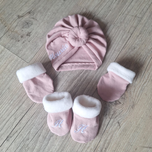Ensemble: Turban avec prénom brodé noeud, buns ou simple +chaussons Initiale brodé assortis + moufles. Tissu sweat fourré