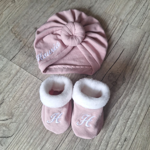 Ensemble: Turban avec prénom brodé noeud, buns ou simple +chaussons Initiale brodé assortis + moufles. Tissu sweat fourré