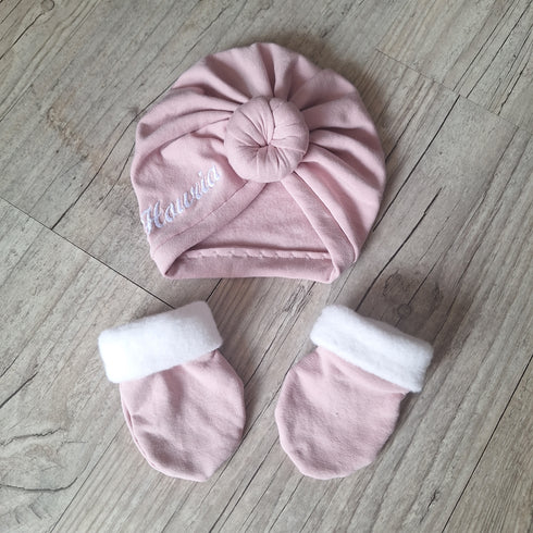 Ensemble: Turban avec prénom brodé noeud, buns ou simple +chaussons Initiale brodé assortis + moufles. Tissu sweat fourré