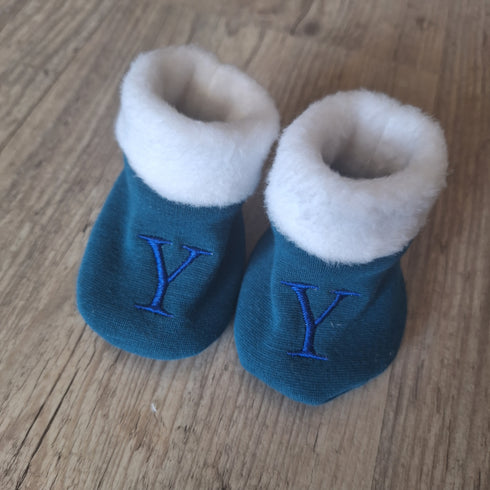 Chausson bébé mixte brodé personnalisé initiales en tissu Polaire alpine et finition fourrure - Oeko-Tex