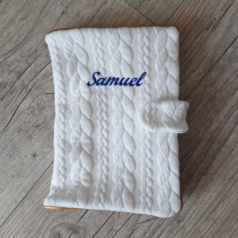 Protège carnet de santé personnalisé en tissu matelassé torsadé avec Prénom et/ou Date de naissance