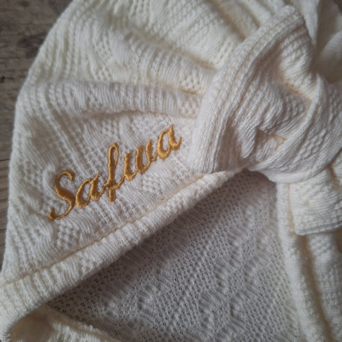 Turban bonnet prénom brodé en tissu maille de coton façon tricot jacquard nœud, buns ou simple personnalisable 9 couleurs