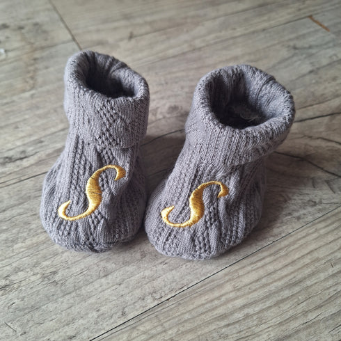 Chausson bébé brodé personnalisé initiales en tissu maille de coton façon tricot jacquard: 7 couleurs