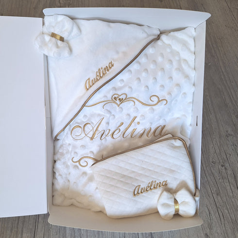 Coffret Bébé Personnalisé Fille – Couverture, Doudou et Protège Carnet – Quantité Limitée