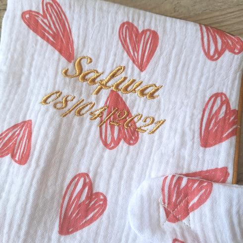 EDITION LIMITÉE: Protège carnet de santé cpeur rouge personnalisé en tissu gaze de coton avec Prénom et/ou Date de naissance