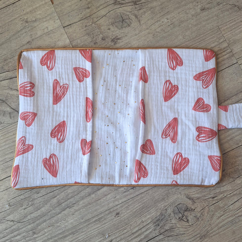 EDITION LIMITÉE: Protège carnet de santé cpeur rouge personnalisé en tissu gaze de coton avec Prénom et/ou Date de naissance
