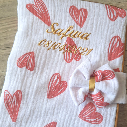 EDITION LIMITÉE: Protège carnet de santé cpeur rouge personnalisé en tissu gaze de coton avec Prénom et/ou Date de naissance