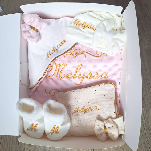 Coffret Complet Girl 1 Naissance Personnalisé – Couverture, Turban, Chaussons, Doudou & Protège Carnet – Quantité Limitée
