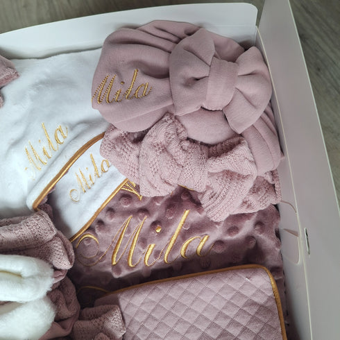 COFFRET QUEEN Coffret bébé Personnalisé – 2 Ensembles + Couverture & 2 Doudous + protège carnet – Quantité Limitée