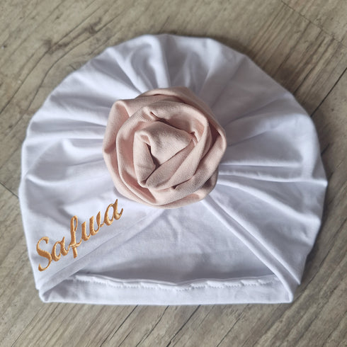 Turban Bonnet Personnalisé – Édition Rose de Tissu – Prénom Brodé – Jersey de Coton – Couleurs au Choix