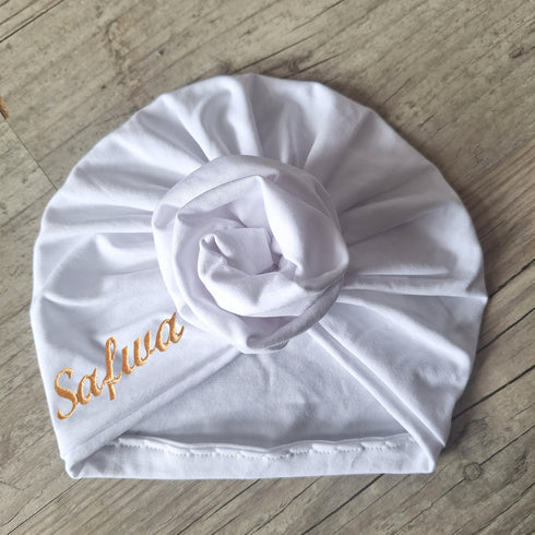 Turban Bonnet Personnalisé – Édition Rose de Tissu – Prénom Brodé – Jersey de Coton – Couleurs au Choix