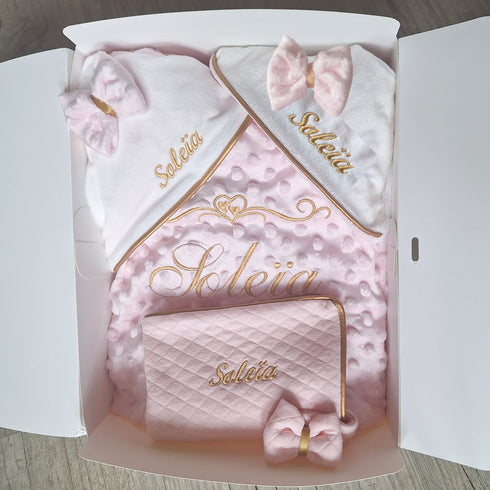 Coffret Bébé Girl & Boy Personnalisé – Couverture, Doudou Lapin, Bavoir et Protège Carnet de Santé – Quantité Limitée
