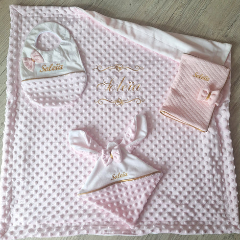 Coffret Bébé Girl & Boy Personnalisé – Couverture, Doudou Lapin, Bavoir et Protège Carnet de Santé – Quantité Limitée