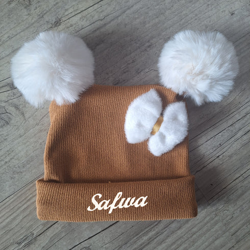 Bonnet oreilles pompons et petit nœud avec prénom brodé en tissu maille 100% coton - Oeko-Tex