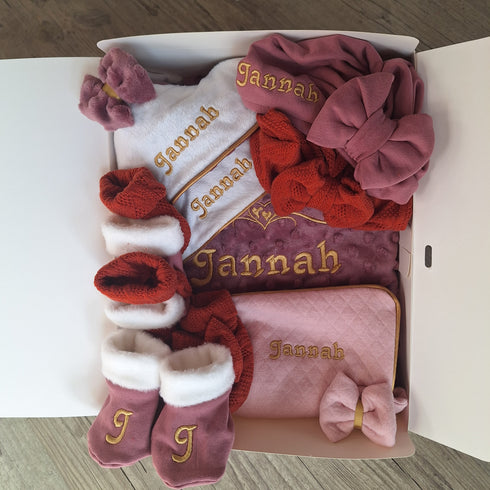 COFFRET QUEEN Coffret bébé Personnalisé – 2 Ensembles + Couverture & 2 Doudous + protège carnet – Quantité Limitée