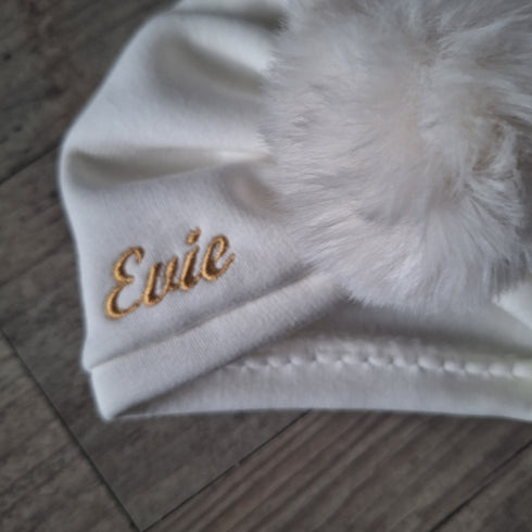 Turban bonnet à pompon personnalisé avec Prénom brodé - en tissu Polaire alpine, doux et chaud dès la naissance - Oeko-Tex
