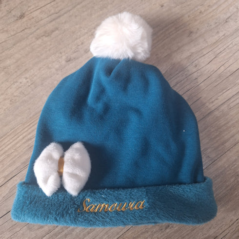 Bonnet Pompon  et petit nœud - prénom brodé en tissu Polaire alpine personnalisable avec prénom brodé - Oeko-Tex