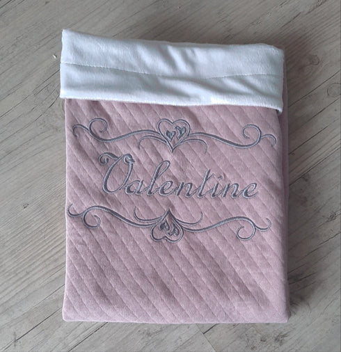 Couverture doublé en tissu matelassé personnalisé, brodé prénom et/ou ornement