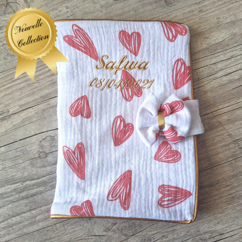 EDITION LIMITÉE: Protège carnet de santé cpeur rouge personnalisé en tissu gaze de coton avec Prénom et/ou Date de naissance