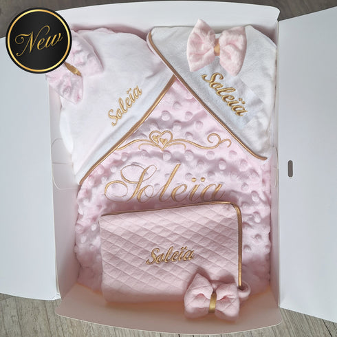 Coffret Bébé Girl & Boy Personnalisé – Couverture, Doudou Lapin, Bavoir et Protège Carnet de Santé – Quantité Limitée