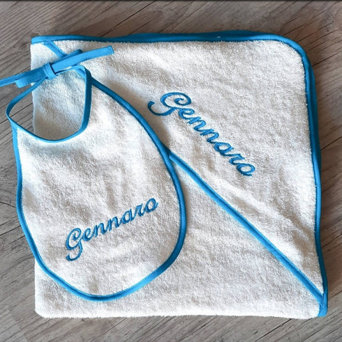 Lot Bébé Personnalisé – Sortie de Bain et Bavoir Assortis – Éponge Oeko-Tex – Couleurs au Choix