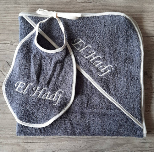 Lot Bébé Personnalisé – Sortie de Bain et Bavoir Assortis – Éponge Oeko-Tex – Couleurs au Choix