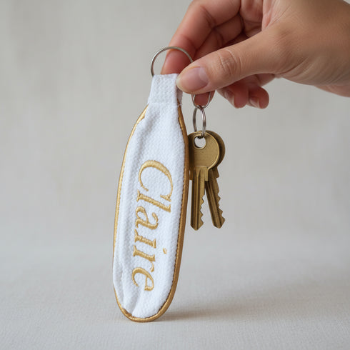 Porte-clé brodé prénom - Cadeau maîtresse enseignante ATSEM personnalisé fait main