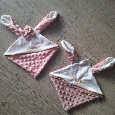 Doudou lapin personnalisé 20x20cm avec Prénom et/ou Date de naissance tout en minky