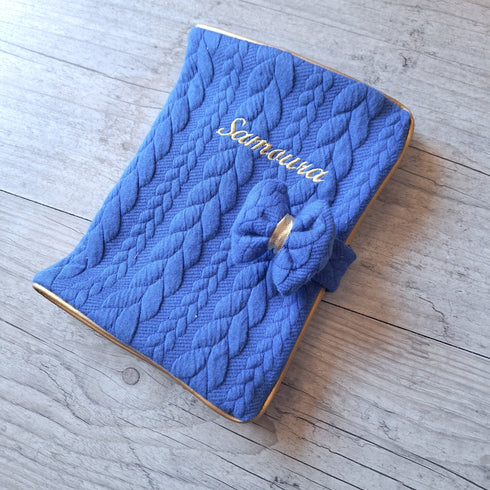 Protège carnet de santé personnalisé en tissu matelassé torsadé avec Prénom et/ou Date de naissance