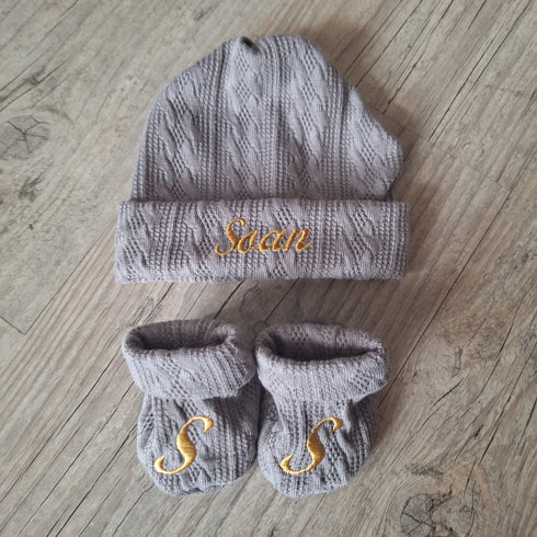 Ensemble Prénom Brodé en tissu maille de coton façon tricot jacquard bonnet + moufles + chaussons brodé assortis