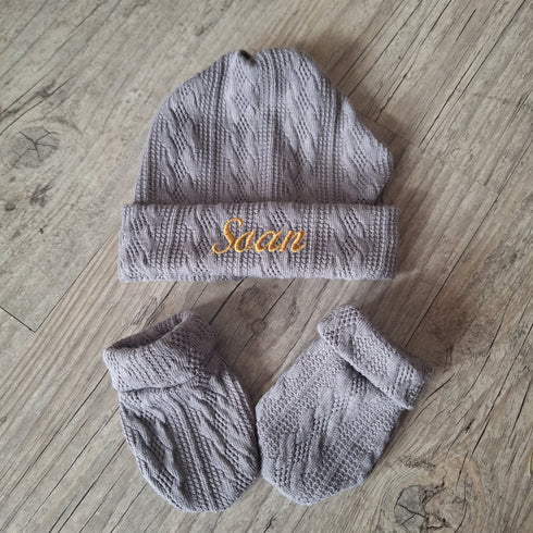 Ensemble Prénom Brodé en tissu maille de coton façon tricot jacquard bonnet + moufles + chaussons brodé assortis