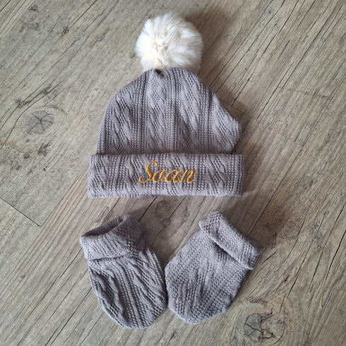 Ensemble Prénom Brodé en tissu maille de coton façon tricot jacquard bonnet Pompon + moufles + chaussons brodé assortis