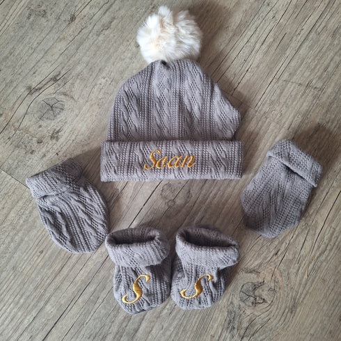 Ensemble Prénom Brodé en tissu maille de coton façon tricot jacquard bonnet Pompon + moufles + chaussons brodé assortis