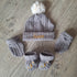 Ensemble Prénom Brodé en tissu maille de coton façon tricot jacquard bonnet Pompon + moufles + chaussons brodé assortis