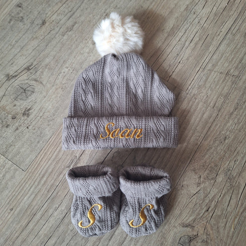 Ensemble Prénom Brodé en tissu maille de coton façon tricot jacquard bonnet Pompon + moufles + chaussons brodé assortis