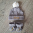 Ensemble Prénom Brodé en tissu maille de coton façon tricot jacquard bonnet Pompon + moufles + chaussons brodé assortis