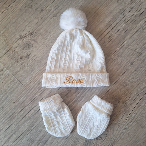 Ensemble Prénom Brodé en tissu maille de coton façon tricot jacquard bonnet Pompon + moufles + chaussons brodé assortis