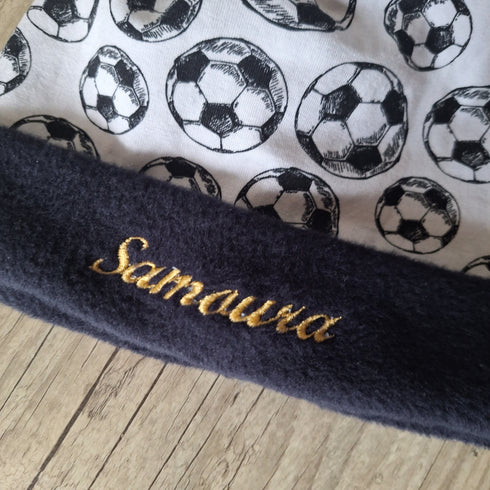 Bonnet uni ou à motifs avec prénom brodé à pompon: chaud, doux et fourré à l'intérieur en bleu marine, dès la naissance à enfant