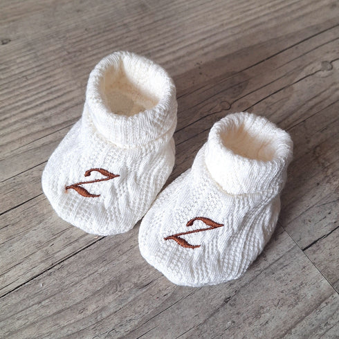 Chausson bébé brodé personnalisé initiales en tissu maille de coton façon tricot jacquard: 7 couleurs