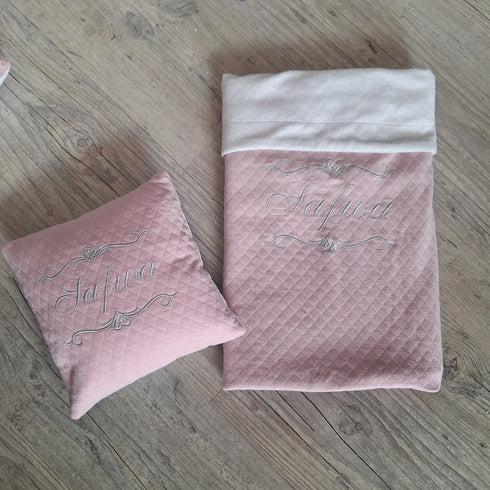 Couverture doublé en tissu matelassé + coussin assortie personnalisé, brodé prénom et/ou ornement