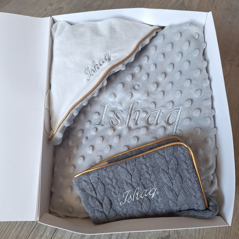 Coffret Bébé Personnalisé Chic – Couverture, Doudou et Protège Carnet – Quantité Limitée