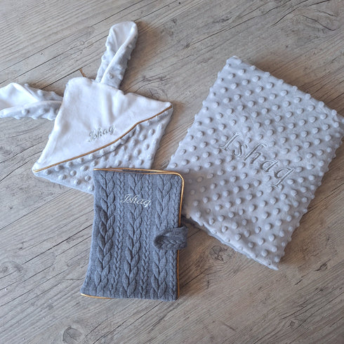Coffret Bébé Personnalisé Chic – Couverture, Doudou et Protège Carnet – Quantité Limitée