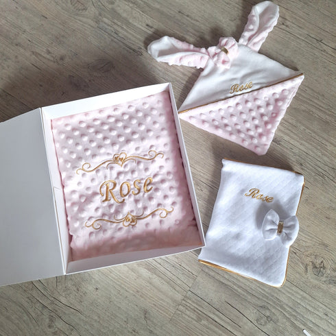 Coffret Bébé Personnalisé Fille – Couverture, Doudou et Protège Carnet – Quantité Limitée